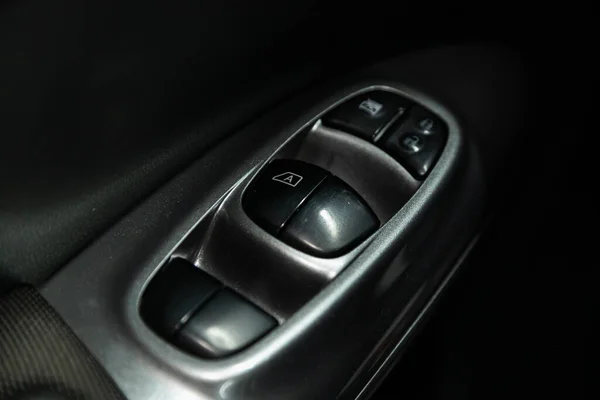 2022年2月10日 Nissan Juke 装有门窗控制面板的汽车门内部扶手 门锁按钮 — 图库照片