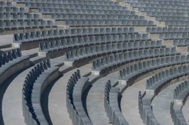 Tiyatroda ya da sinemada rahat gri sandalyelerin olduğu merdivenlerden bak. . 