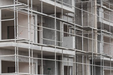 Taş bir bina inşaatı için yakın çekim. Formalite icabı yeni bir bina inşa ediliyor.