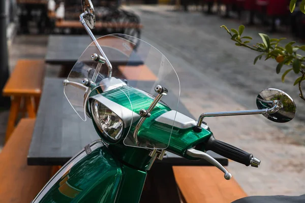 Green Motorcycle Moped Stands Parking Backdrop Street Side View — Stock Photo, Image