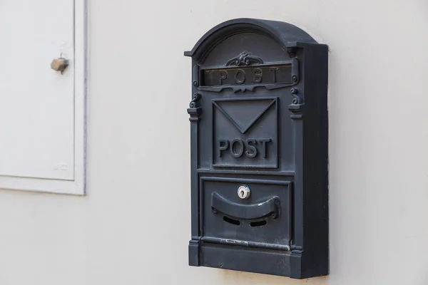 白い石造りの建物の黒い金属製のメールボックスのクローズアップ — ストック写真