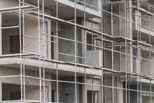 Taş bir bina inşaatı için yakın çekim. Formalite icabı yeni bir bina inşa ediliyor.