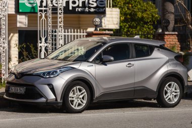 Taraf, Türkiye 13 Şubat 2022: Gümüş renkli Toyota C-HR sıcak bir yaz gününde caddeye park etti. 
