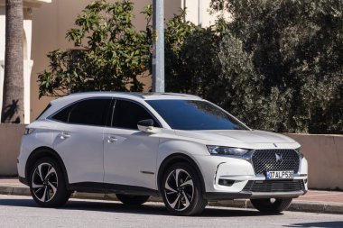 Yana, Türkiye 13 Şubat 2022: Beyaz Citroen DS 7 Crossback, sıcak bir yaz gününde park yerine park etti 
