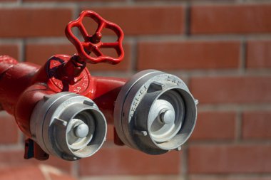 Taraf; Türkiye 13 Şubat 2022: Yakın çekim - arabaya karşı kırmızı basınçlı yangın musluğu 