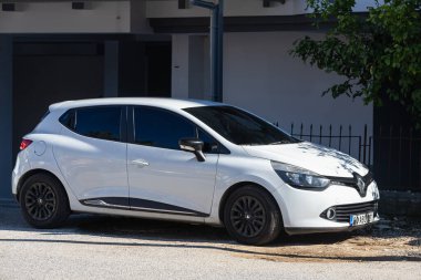; Türkiye 13 Şubat 2022: Beyaz Renault Clio, sıcak bir yaz gününde sokağa park etti. 