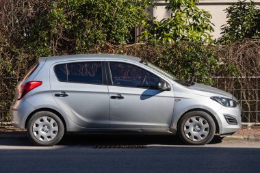 Yan, Türkiye 6 Şubat 2022: Gümüş rengi Hyundai i20 bir yaz günü bir çitin arkasına park ediyor, park ediyor 