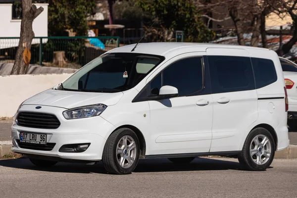 Side Türkei Februar 2022 Ein Weißer Ford Tourneo Courier Parkt — Stockfoto