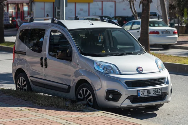 Side Turquia 2022 Fevereiro Fiat Fiorino Prata Está Estacionando Rua — Fotografia de Stock