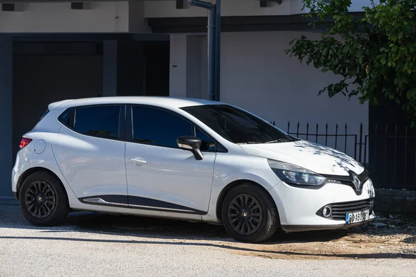 Side Törökország Február 2022 Fehér Renault Clio Parkol Utcán Egy — Stock Fotó