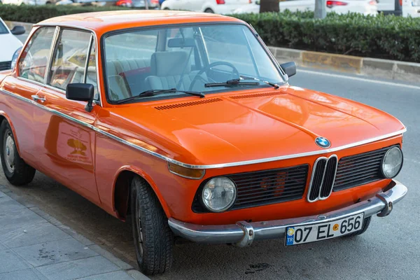 Side Turquia 2022 Fevereiro Laranja Bmw 2002 Está Estacionando Rua — Fotografia de Stock