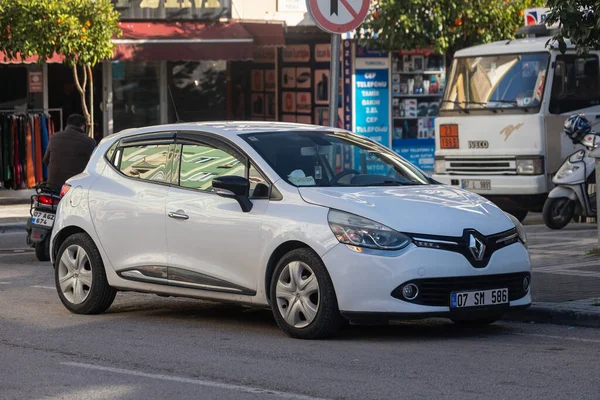 Февраля 2022 Года Белый Renault Clio Припаркован Улице Теплый Летний — стоковое фото