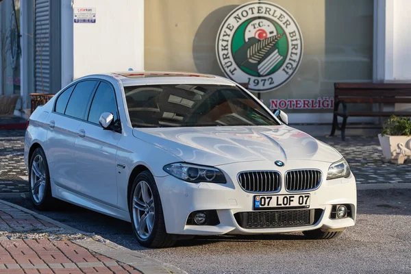 Yan Türkiye Şubat 2022 Sıcak Bir Sonbahar Gününde Beyaz Bmw — Stok fotoğraf