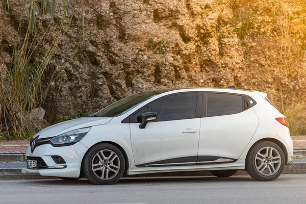 Lado Turquía Febrero 2022 Renault Clio Blanco Está Estacionado Calle —  Fotos de Stock