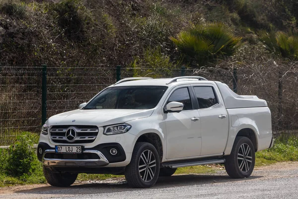 Yan Türkiye Şubat 2022 Beyaz Mercedes Benz Class Sıcak Bir — Stok fotoğraf