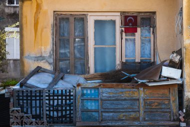 Türk bayrağı olan eski bir evin birinci katında.