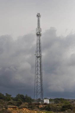 Telekomünikasyon kulesi. Hücre Alanı Üs İstasyonu. Kablosuz İletişim Anten Vericisi. Antenli telekomünikasyon kulesi.