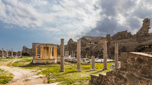 Zabytkowe Zrujnowane Miasto Kolumn Ruiny Widok Starożytne Miasto Side Turcja — Zdjęcie stockowe