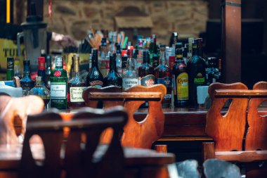 Yana, Türkiye - 16 Şubat 2022: Hennessy ruhları, Havana Kulübü, Hamursuz Bayramı, Baileyler ile bar tezgahı