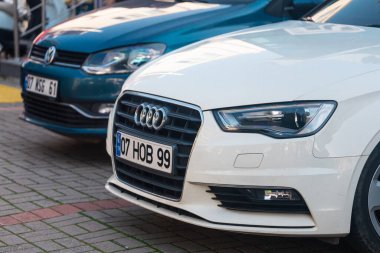 Taraf; Türkiye 16 Şubat 2022: beyaz Audi A3, yan cam, tekerlek, tampon ve kaput    