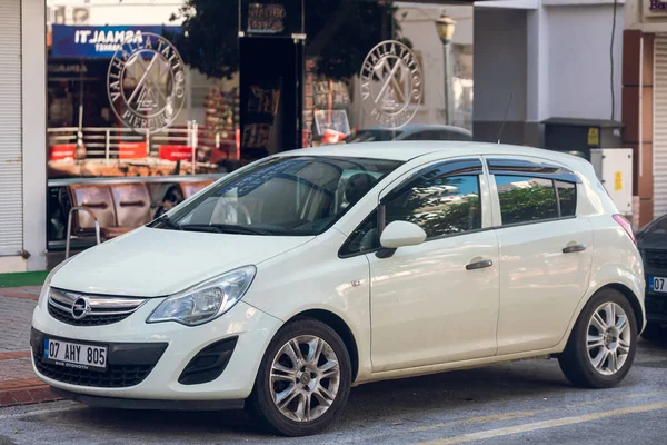 Side Turkey Febrero 2022 Opel Corsa Blanco Está Estacionado Calle — Foto de Stock