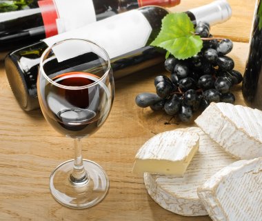 kırmızı şarap, üzüm, brie ve camembert peynirler