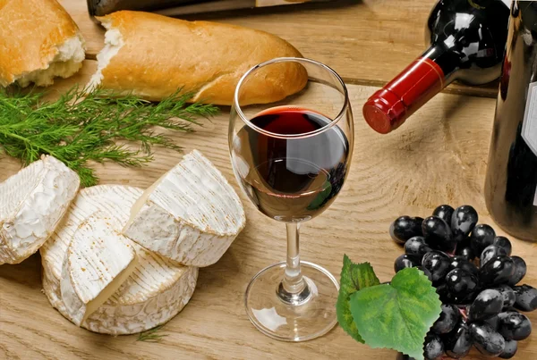 Red wine, grape, bread, Brie and Camembert cheeses — Stock Photo, Image