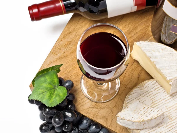 Vin rouge, raisin, fromages Brie et Camembert — Photo