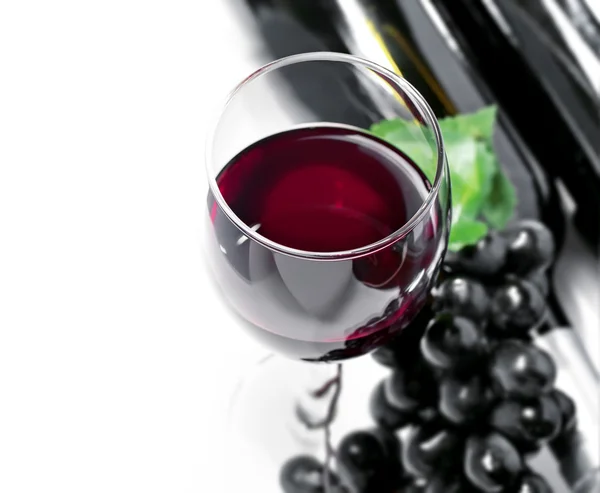 Rotwein und Trauben — Stockfoto