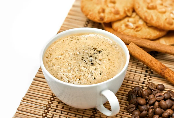Tasse à café avec biscuits et cannelle — Photo