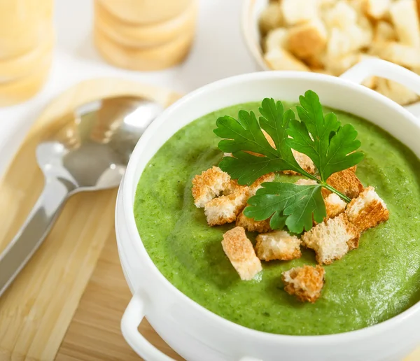 Cream soup with dried crusts — Stock Photo, Image