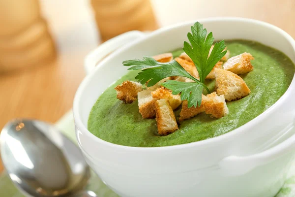 Sopa de creme com crustson seco a toalha de mesa — Fotografia de Stock