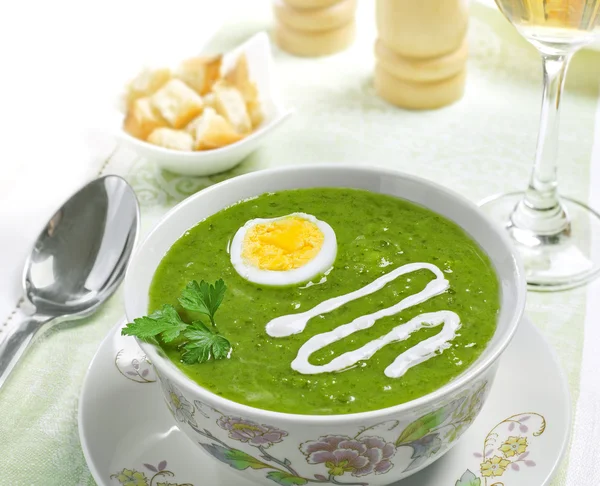 Sopa de crema con huevo y crema agria —  Fotos de Stock