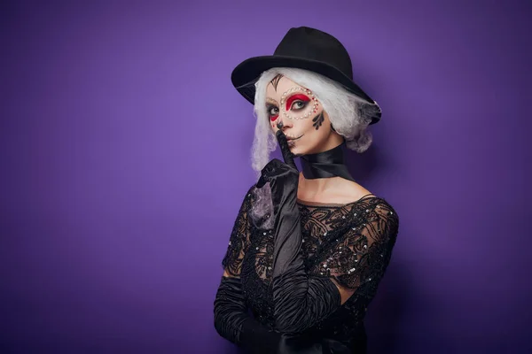 Fröhliche junge Frau im Halloween-Kostüm flüstert lizenzfreie Stockfotos