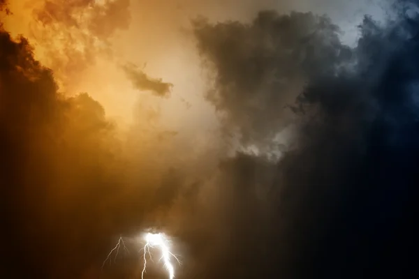 Céu tempestuoso com relâmpagos — Fotografia de Stock
