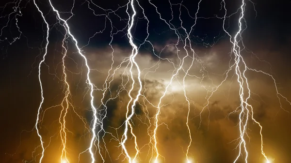 Lightning'ler ile fırtınalı gökyüzü — Stok fotoğraf