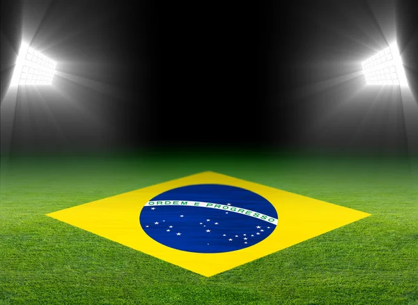 Terrain de football vert, drapeau brésilien — Photo