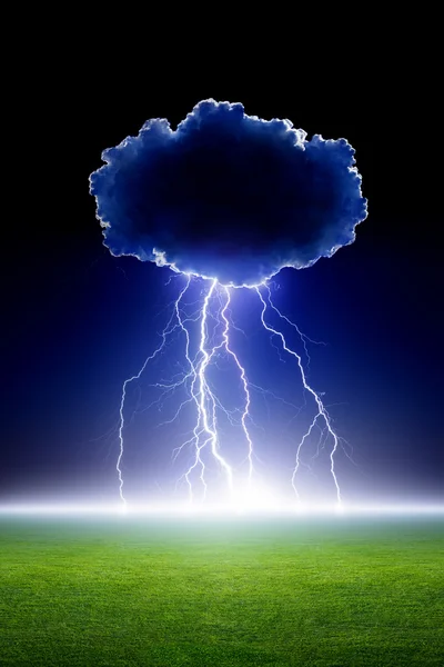 雲から雷します。 — ストック写真