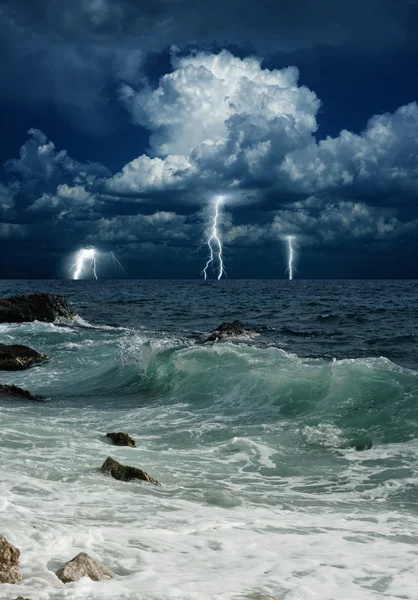Stormachtige zee, bliksemschichten — Stockfoto