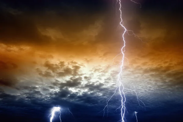 Rayos en el cielo del atardecer tormentoso — Foto de Stock