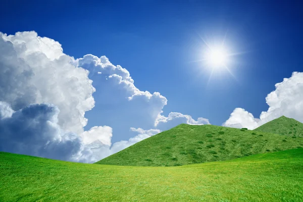 Sonniger Tag, grüne Hügel — Stockfoto