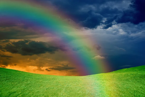 Arco iris sobre colinas verdes —  Fotos de Stock