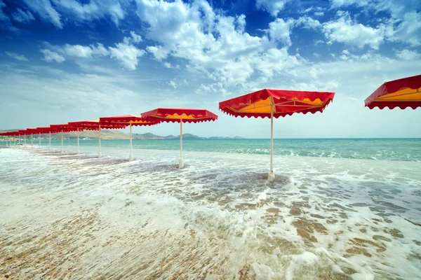 ビーチに赤い傘 — ストック写真