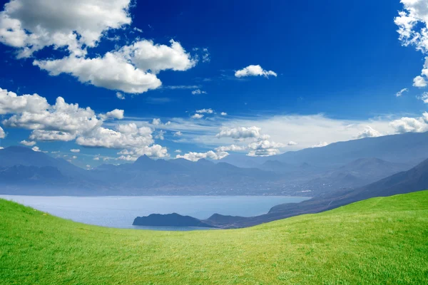 Гора, море, небо — стоковое фото