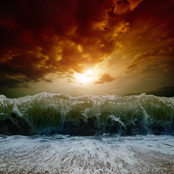 Bouřlivé moře, západ slunce — Stock fotografie