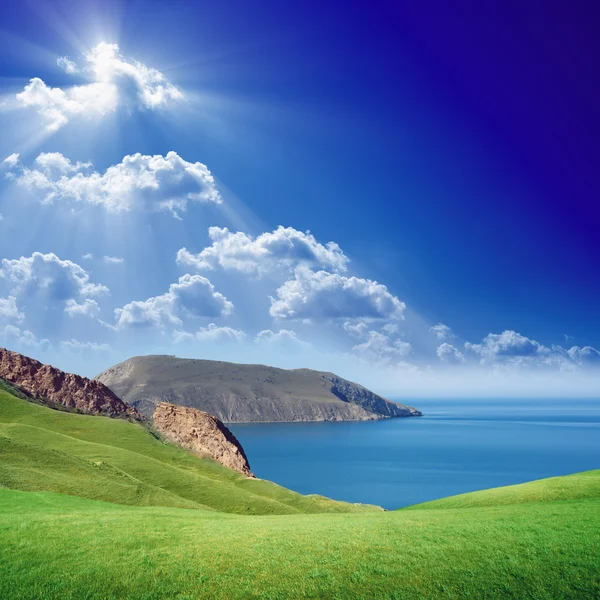 Зеленые холмы, голубое море и небо — стоковое фото