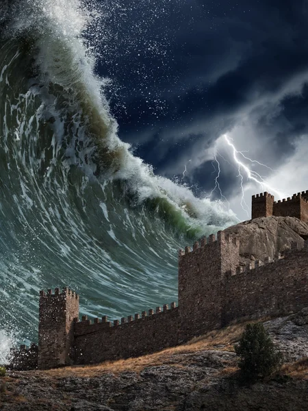 Giant tsunami waves crashing old fortress — Stock Photo, Image