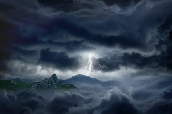 Céu tempestuoso, relâmpago, montanha — Fotografia de Stock