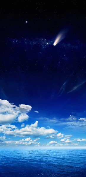 Комета и море — стоковое фото