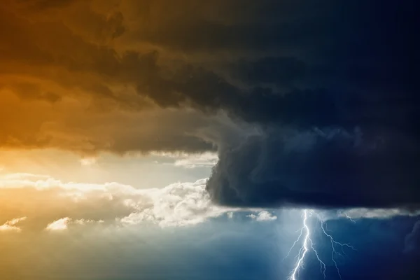 与闪电的暴风雨天空 — 图库照片